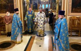 В субботу акафиста епископ Антоний совершил Божественную литургию на Сербском подворье в Москве